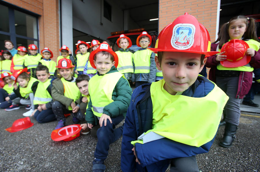 Bomberos de Oviedo han visitado este miércoles el colegio Fozaneldi y han enseñado a los escolares cómo es su día a día. Los más pequeños no han dudado en ponerse el casco y seguir las indicaciones de los profesionales para aprender cómo apagar incendios. 