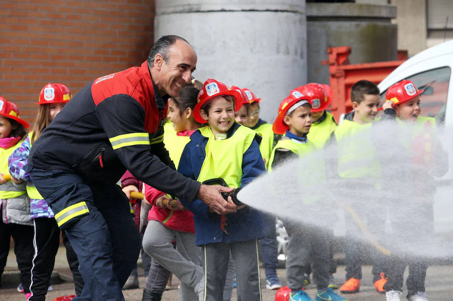 Bomberos de Oviedo han visitado este miércoles el colegio Fozaneldi y han enseñado a los escolares cómo es su día a día. Los más pequeños no han dudado en ponerse el casco y seguir las indicaciones de los profesionales para aprender cómo apagar incendios. 