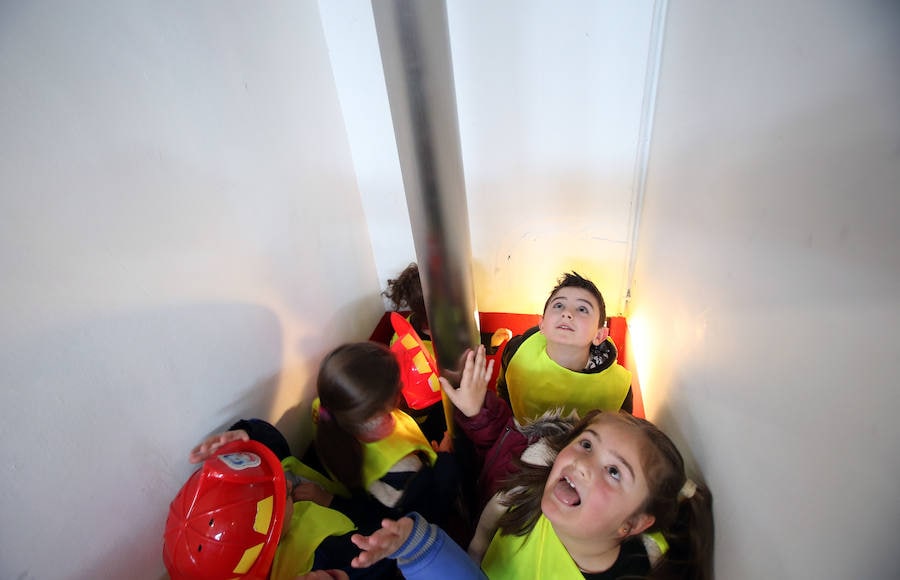 Bomberos de Oviedo han visitado este miércoles el colegio Fozaneldi y han enseñado a los escolares cómo es su día a día. Los más pequeños no han dudado en ponerse el casco y seguir las indicaciones de los profesionales para aprender cómo apagar incendios. 