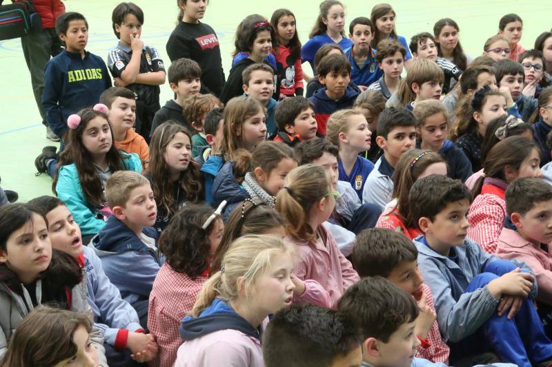 Diego Fabbrini, Viti, Yarima y Dámaris hablaron de hábitos saludables con los escolares y les regalaron una entrada para el próximo encuentro del club azul.