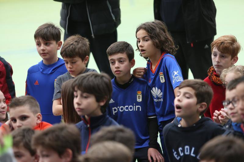 Diego Fabbrini, Viti, Yarima y Dámaris hablaron de hábitos saludables con los escolares y les regalaron una entrada para el próximo encuentro del club azul.