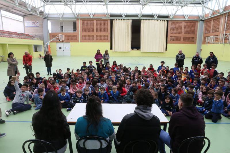 Diego Fabbrini, Viti, Yarima y Dámaris hablaron de hábitos saludables con los escolares y les regalaron una entrada para el próximo encuentro del club azul.