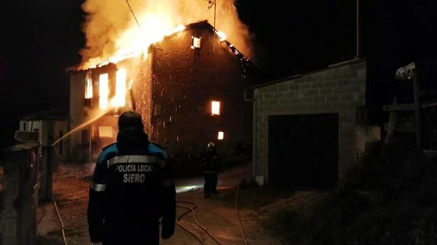 Un incendio sin heridos calcina una casa en Siero
