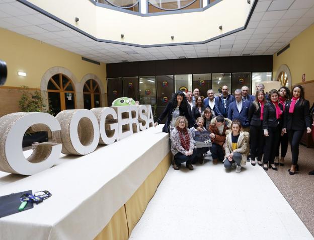 Integrantes de la Escuela de Hostelería, con la placa recibida, en compañía del gerente de Cogersa. 