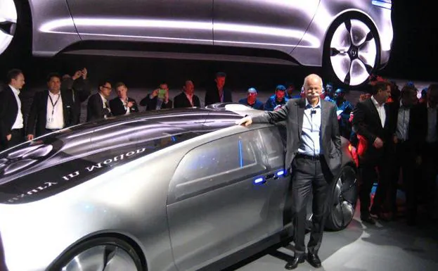 Dieter Zetsche, presidente y director de Mercedes-Benz, posa con el coche electrónico F 015. 