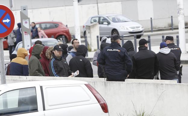 Varios ultras, tras comparecer en el juzgado de Gijón.