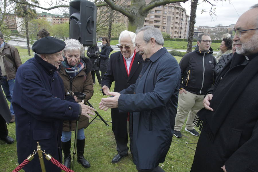 El alcalde de Oviedo, Wenceslao López, el arzobispo, Jesús Sanz, y el padre Ángel han descubierto la placa de la plaza dedicada a quien fuera director de la diócesis en los años 60, el Cardenal Tarancón.