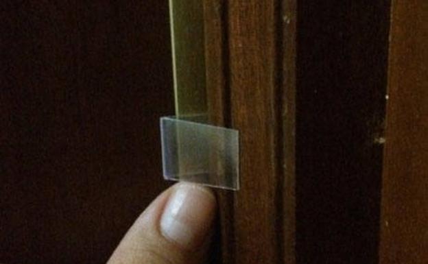 La Guardia Civil alerta de una nueva práctica: «¿Inocentes trocitos de plástico o papel en la puerta?»