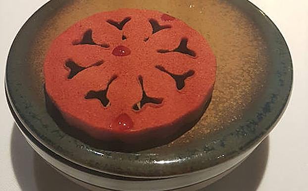 Rodaja de tomate seco y rocío de vinagre. Quique Dacosta.