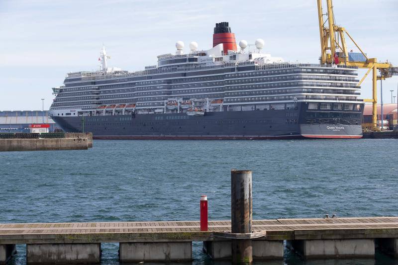 El lujoso 'Queen Victoria', perteneciente a la naviera Cunard Lines, atracó este jueves en la séptima alineación de los muelles de La Osa, en El Musel, con 2.280 pasajeros británicos que podrán disfrutar de Asturias