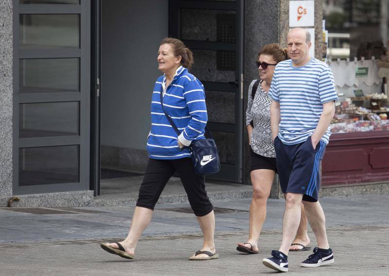 El lujoso 'Queen Victoria', perteneciente a la naviera Cunard Lines, atracó este jueves en la séptima alineación de los muelles de La Osa, en El Musel, con 2.280 pasajeros británicos que podrán disfrutar de Asturias