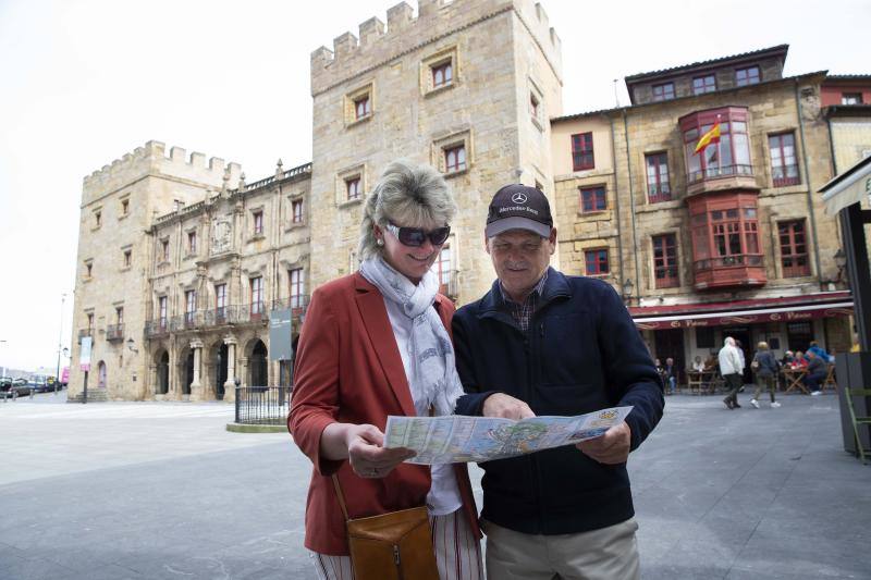 El lujoso 'Queen Victoria', perteneciente a la naviera Cunard Lines, atracó este jueves en la séptima alineación de los muelles de La Osa, en El Musel, con 2.280 pasajeros británicos que podrán disfrutar de Asturias