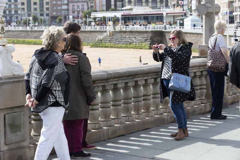 El lujoso 'Queen Victoria', perteneciente a la naviera Cunard Lines, atracó este jueves en la séptima alineación de los muelles de La Osa, en El Musel, con 2.280 pasajeros británicos que podrán disfrutar de Asturias