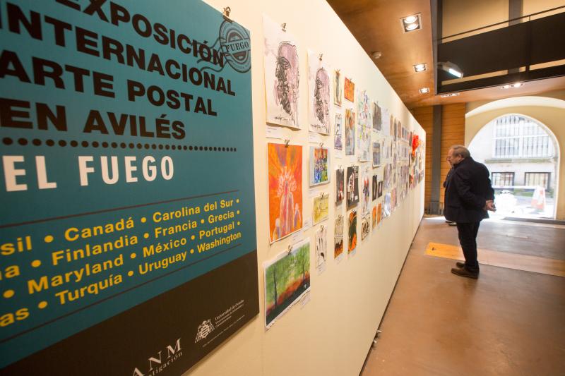 Tarjetas postales intervenidas artísticamente y llegadas por correo ordinario hasta Avilés se exponen en el palacio de Valdecarzana en la tercera muestra de estas características que se celebra en la ciudad.