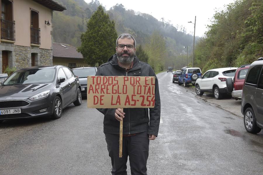 Fotos: Manifestación por el estado de la carretera Piloña -Caso