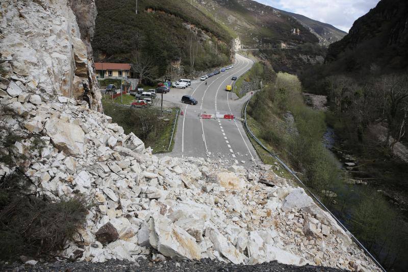 La montaña se derrumbó el 22 de marzo y, desde entonces, la carretera AS-117 está cortada a la altura de Anzó, en Sobrescobio, aislando al concejo de Caso. Los vecinos se han movilizado para reclamar una intervención urgente que permita la reapertura de la vía, pero la inestabilidad de la ladera obliga a actuar con toda la cautela. También se sirven de la ironía y el humor para poner de manifiesto la difícil situación. 