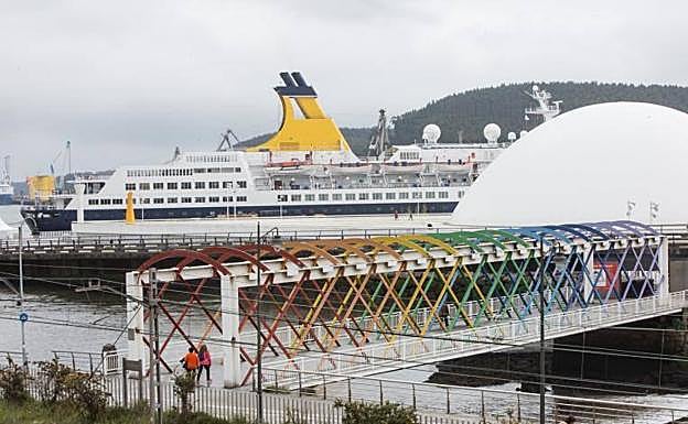 El Saga Pearl II recala en Avilés con cerca de cuatrocientos pasajeros