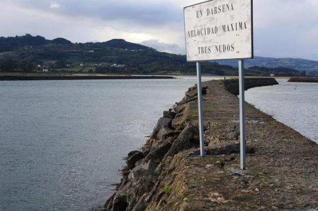 Dique exterior del puerto de El Puntal, donde se realizarán las obras.