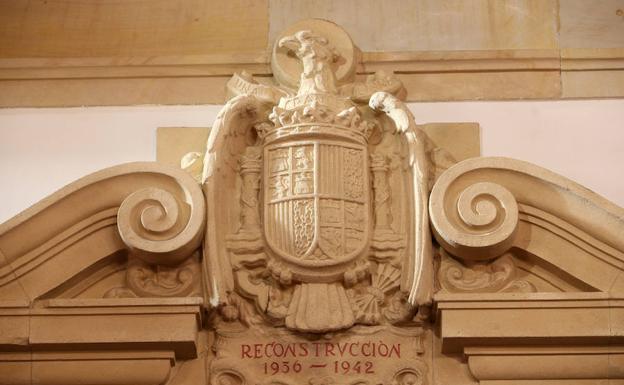 Escudo de piedra con el águila franquista en el edificio histórico de la Universidad de Oviedo