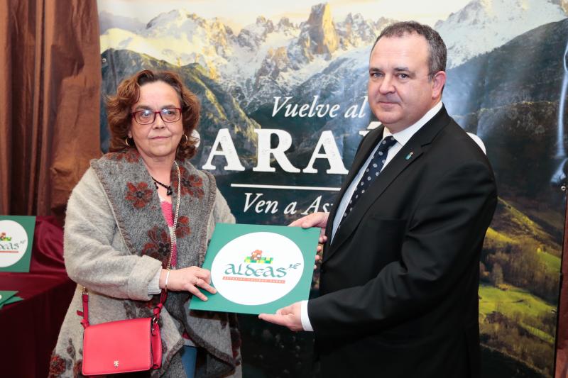 El consejero de Industria y Turismo, Isaac Pola, ha entregado las distinciones a los 34 establecimientos adheridos a la marca 'Aldeas, Asturias calidad rural', que contribuye a afianzar al Principado como un destino de turismo rural de primer orden. 