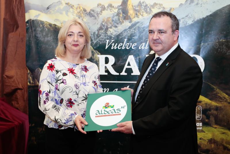 El consejero de Industria y Turismo, Isaac Pola, ha entregado las distinciones a los 34 establecimientos adheridos a la marca 'Aldeas, Asturias calidad rural', que contribuye a afianzar al Principado como un destino de turismo rural de primer orden. 