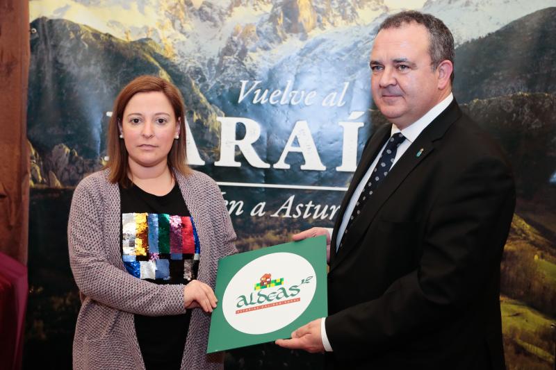 El consejero de Industria y Turismo, Isaac Pola, ha entregado las distinciones a los 34 establecimientos adheridos a la marca 'Aldeas, Asturias calidad rural', que contribuye a afianzar al Principado como un destino de turismo rural de primer orden. 