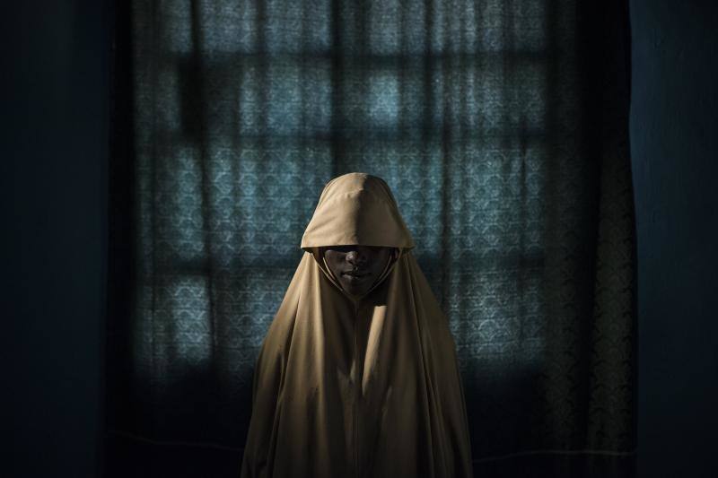 La foto muestra a Aisha, de 14 años, posando en un retrato en Maiduguri, estado de Borno, Nigeria, el 21 de septiembre de 2017. Aisha fue secuestrada por Boko Haram y luego se le asignó una misión suicida. Después de que fue atada con explosivos, ella encontró ayuda y no completó su tarea. 