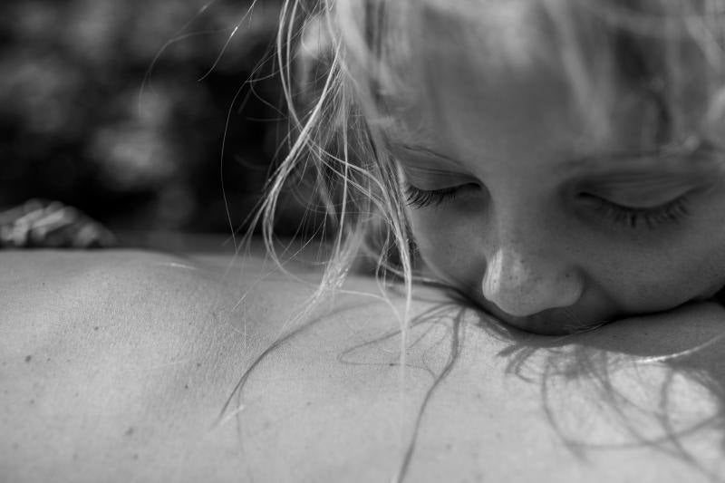 La foto muestra el ombligo de Hannah y Sonja en el pueblo de Merkenbrechts, Austria, el 8 de agosto de 2013. Hannah y Alena son dos hermanas que viven en Merkenbrechts, un pueblo bioenergético de unos 170 habitantes en Waldviertel, una zona rural aislada de Austria, cerca de la frontera checa.