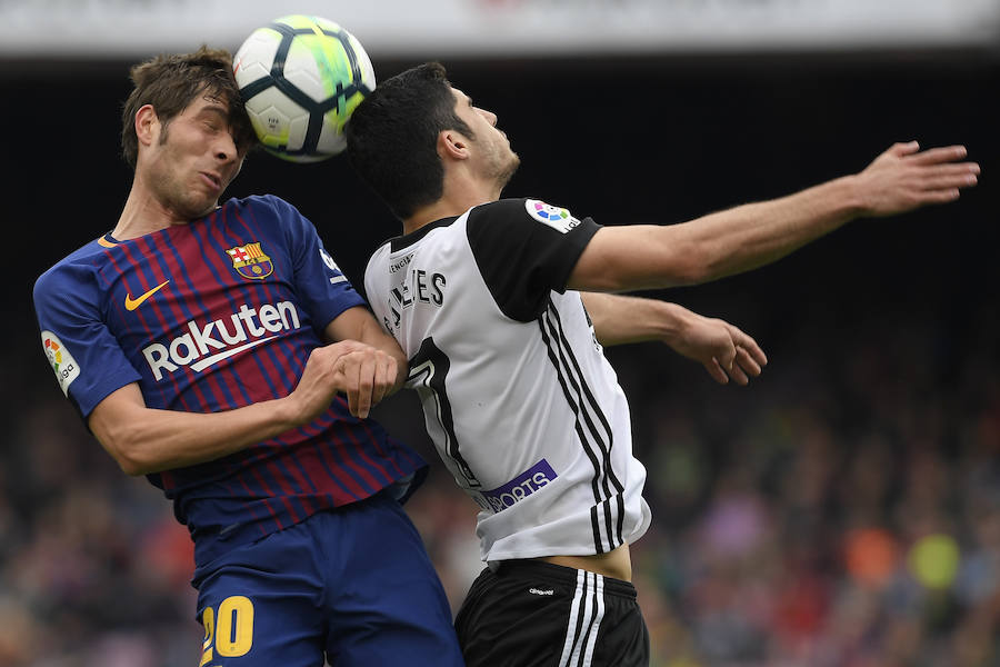 Disputa por el balón entre Gonçalo Guedes y Sergi Roberto. 