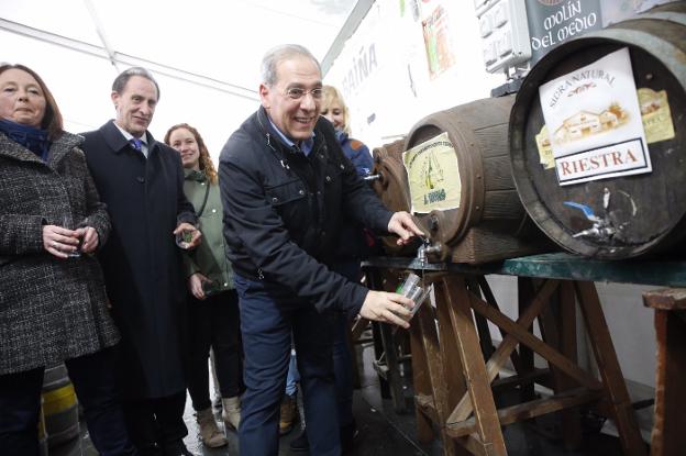 José Carlos Muñiz, en las pipas de sidra, antes del pregón. 