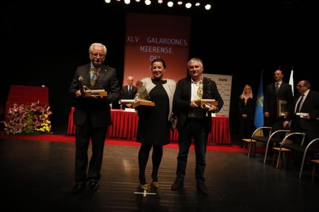 José María Lana de Cruz Roja, Isabel Sendino y Marcelino Estrada de Amigos de Mieres tras recibir el galardón. 