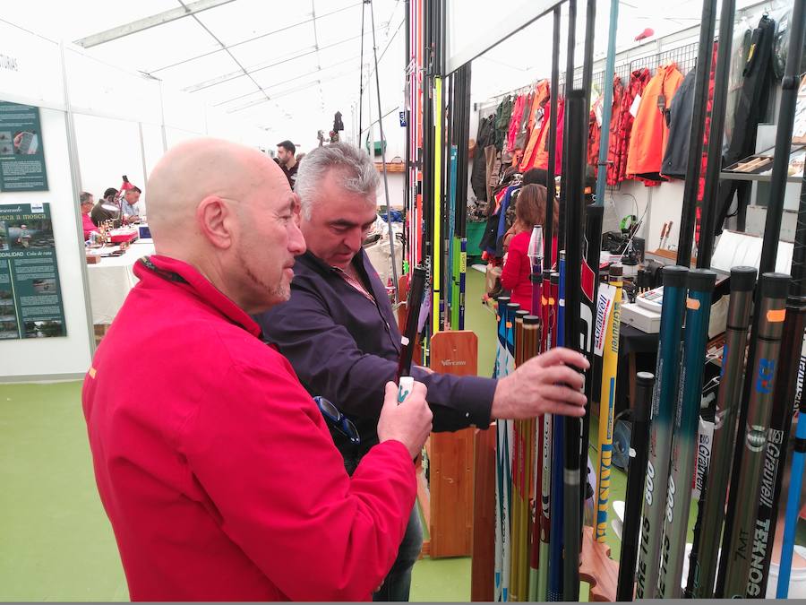 Un año más, la localidad salense de Cornellana se viste de gala para celebrar el inicio de la temporada de pesca con muerte del salmón y los expositores dedicados a la pesca, la caza, la naturaleza, y también a la artesanía y la alimentación, han tomado el recinto de la Feria del Salmón y Capenastur.