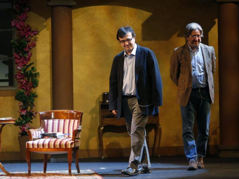 El escritor visitó a un Teatro Campoamor repleto, donde habló sobre la necesidad de no repetir los errores del pasado.