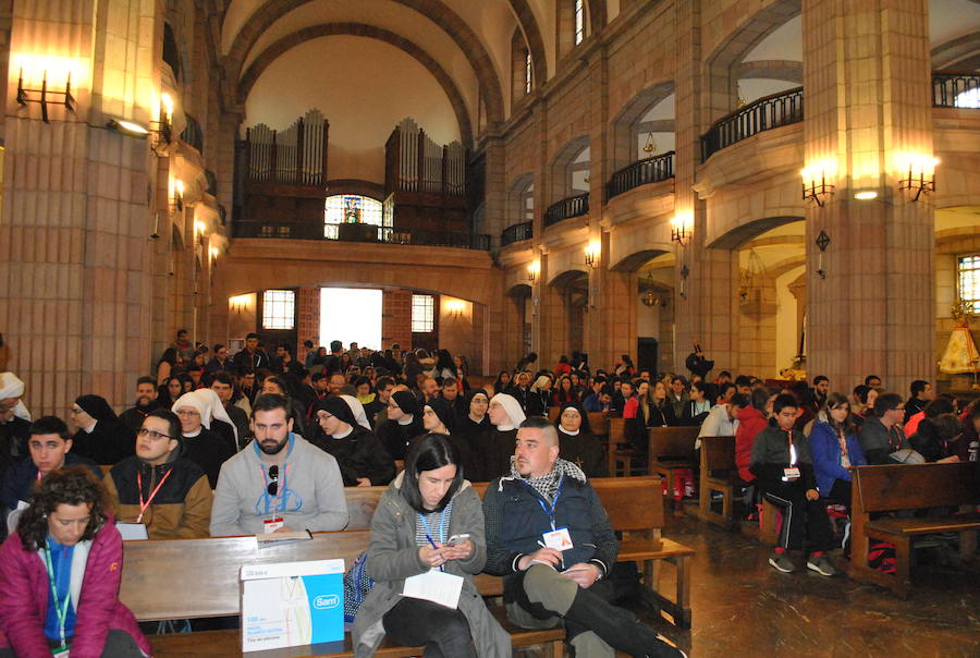 Más de cuatrocientos jóvenes procedentes de las diócesis de Oviedo, Santander, León y Astorga participan este fin de semana en la Jornada Regional de Jóvenes organizada por el Arzobispado de Oviedo con motivo del triple centenario de Covadonga. 