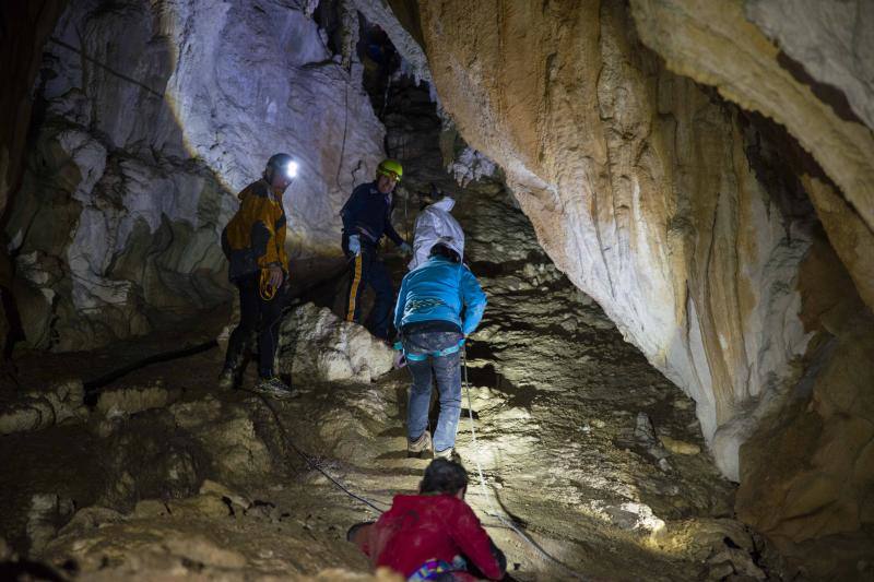 El Grupo Torreblanca recreó la primera bajada a la cueva de Tito Bustillo. En la recreación participaron algunos de los descubridores