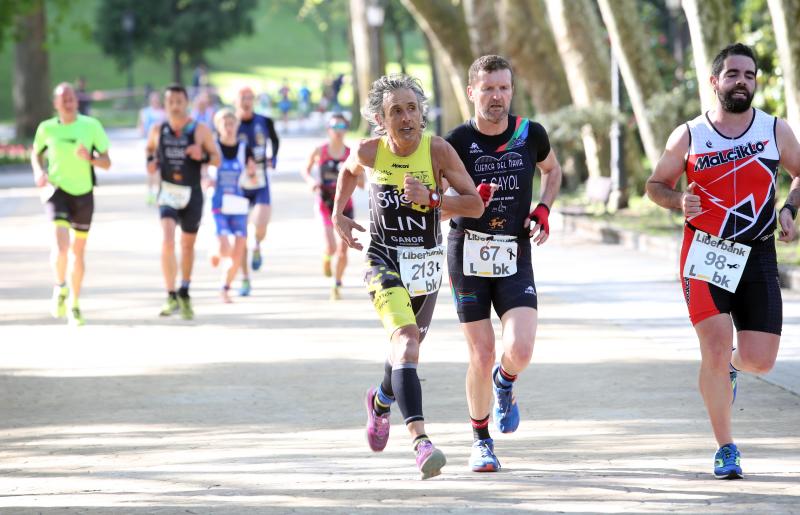 Centenares de deportistas han participado en el II Duatlón Ciudad de Oviedo, una prueba en la que se ha hecho con el triunfo Beatriz Tenreiro, campeona del mundo de duatlón, cuyo marido, Miguel Ángel Alonso, falleció hace una semana. Cruzó la meta dedicándole el título. 