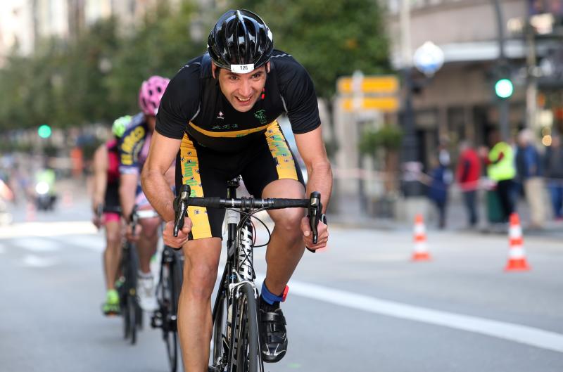 Centenares de deportistas han participado en el II Duatlón Ciudad de Oviedo, una prueba en la que se ha hecho con el triunfo Beatriz Tenreiro, campeona del mundo de duatlón, cuyo marido, Miguel Ángel Alonso, falleció hace una semana. Cruzó la meta dedicándole el título. 