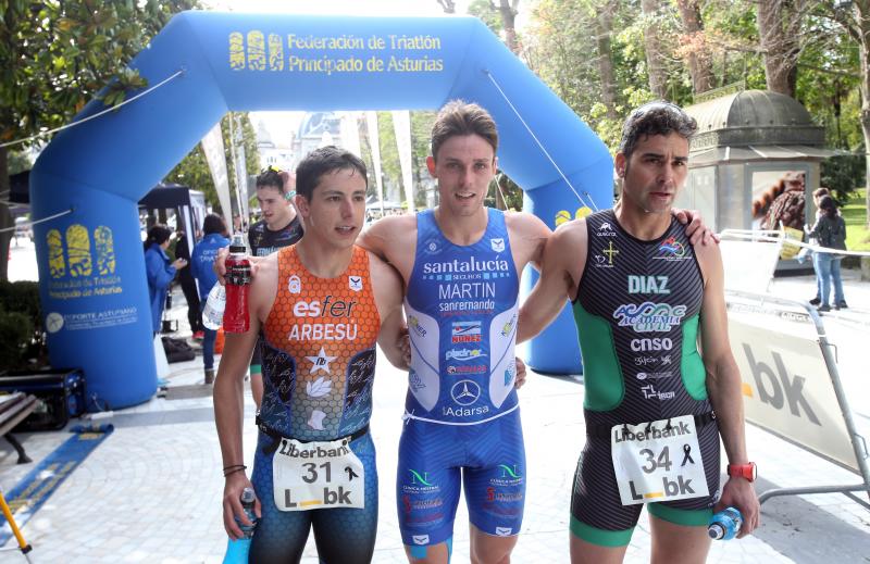 Centenares de deportistas han participado en el II Duatlón Ciudad de Oviedo, una prueba en la que se ha hecho con el triunfo Beatriz Tenreiro, campeona del mundo de duatlón, cuyo marido, Miguel Ángel Alonso, falleció hace una semana. Cruzó la meta dedicándole el título. 