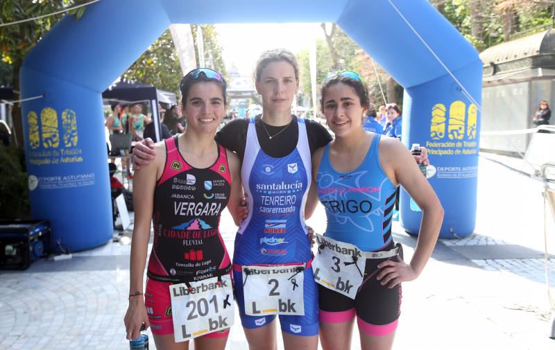 Centenares de deportistas han participado en el II Duatlón Ciudad de Oviedo, una prueba en la que se ha hecho con el triunfo Beatriz Tenreiro, campeona del mundo de duatlón, cuyo marido, Miguel Ángel Alonso, falleció hace una semana. Cruzó la meta dedicándole el título. 