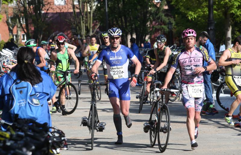 Centenares de deportistas han participado en el II Duatlón Ciudad de Oviedo, una prueba en la que se ha hecho con el triunfo Beatriz Tenreiro, campeona del mundo de duatlón, cuyo marido, Miguel Ángel Alonso, falleció hace una semana. Cruzó la meta dedicándole el título. 