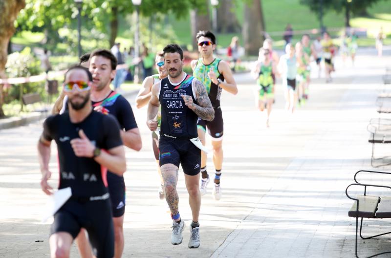 Centenares de deportistas han participado en el II Duatlón Ciudad de Oviedo, una prueba en la que se ha hecho con el triunfo Beatriz Tenreiro, campeona del mundo de duatlón, cuyo marido, Miguel Ángel Alonso, falleció hace una semana. Cruzó la meta dedicándole el título. 