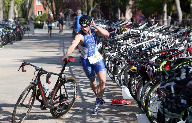 Centenares de deportistas han participado en el II Duatlón Ciudad de Oviedo, una prueba en la que se ha hecho con el triunfo Beatriz Tenreiro, campeona del mundo de duatlón, cuyo marido, Miguel Ángel Alonso, falleció hace una semana. Cruzó la meta dedicándole el título. 