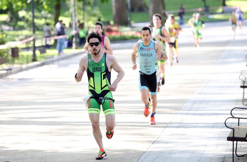 Centenares de deportistas han participado en el II Duatlón Ciudad de Oviedo, una prueba en la que se ha hecho con el triunfo Beatriz Tenreiro, campeona del mundo de duatlón, cuyo marido, Miguel Ángel Alonso, falleció hace una semana. Cruzó la meta dedicándole el título. 