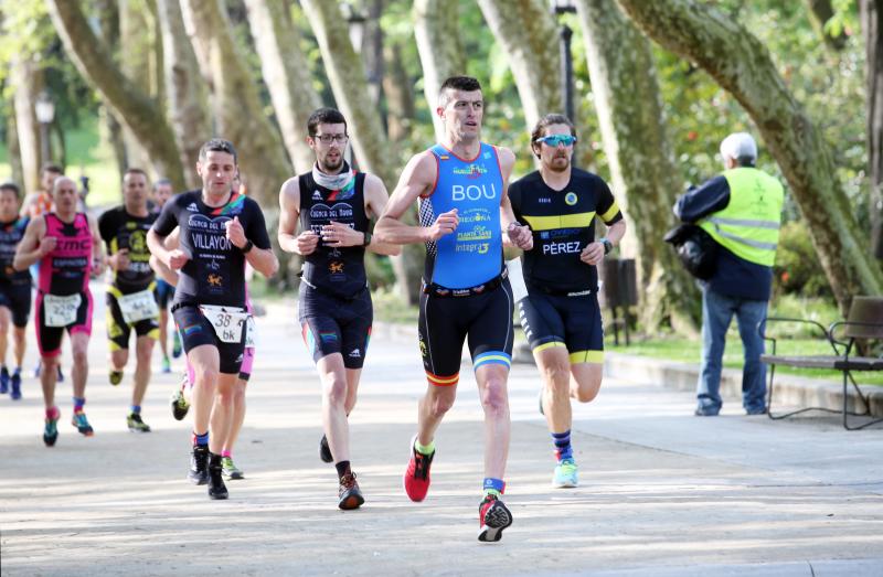 Centenares de deportistas han participado en el II Duatlón Ciudad de Oviedo, una prueba en la que se ha hecho con el triunfo Beatriz Tenreiro, campeona del mundo de duatlón, cuyo marido, Miguel Ángel Alonso, falleció hace una semana. Cruzó la meta dedicándole el título. 