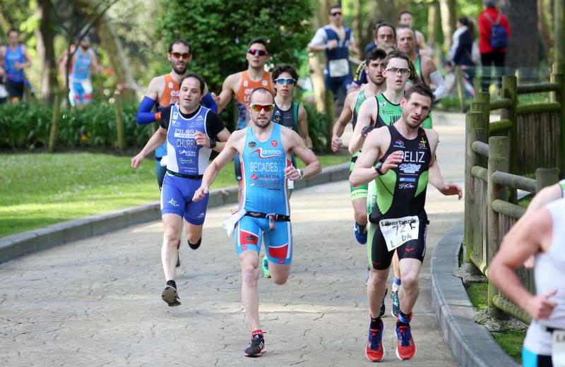 Centenares de deportistas han participado en el II Duatlón Ciudad de Oviedo, una prueba en la que se ha hecho con el triunfo Beatriz Tenreiro, campeona del mundo de duatlón, cuyo marido, Miguel Ángel Alonso, falleció hace una semana. Cruzó la meta dedicándole el título. 