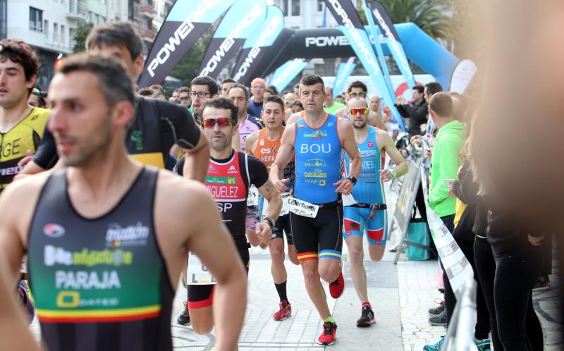 Centenares de deportistas han participado en el II Duatlón Ciudad de Oviedo, una prueba en la que se ha hecho con el triunfo Beatriz Tenreiro, campeona del mundo de duatlón, cuyo marido, Miguel Ángel Alonso, falleció hace una semana. Cruzó la meta dedicándole el título. 