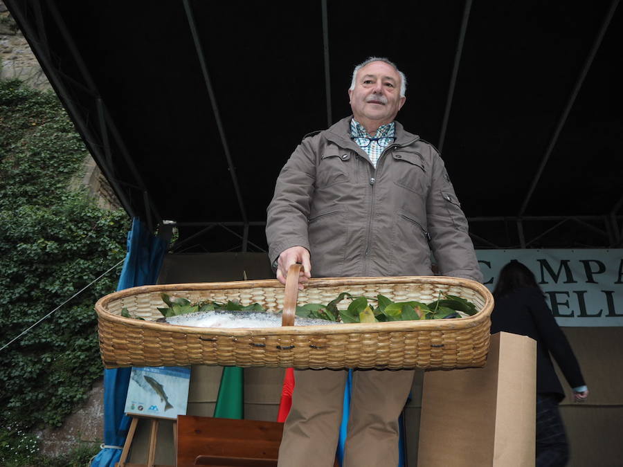 Juan Antonio González Menéndez ha capturado en la zona libre de El Arcu, en el río Sella, el primer salmón de la temporada. Se trata de un ejemplar de más de siete kilos que se subastará en Cangas de Onís.