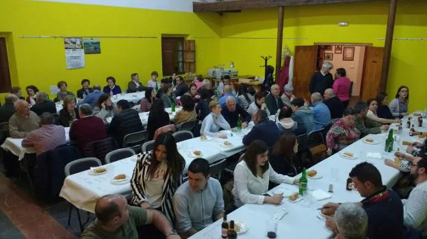 Asistentes a la corderada en la sede de la Sociedad Clarín organizada por la asociación de fiestas. 