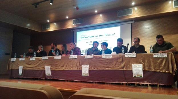 Los ponentes, durante la mesa redonda que abrió en Degaña las segundas jornadas 'Welcome to the rural'. 