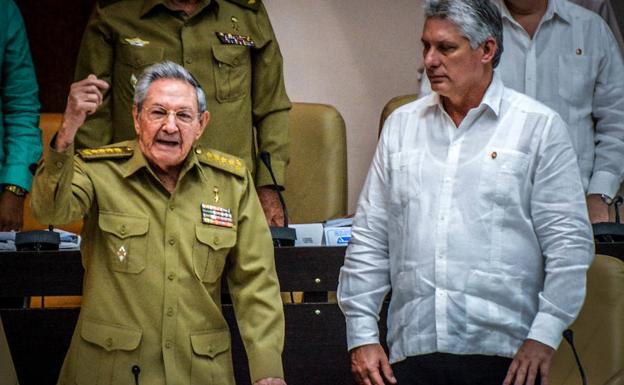 Raúl Castro y Miguel Díaz Canel, en una sesión del Parlamento.